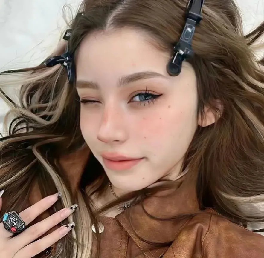 伊莎贝尔跳到聚光灯下